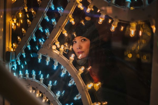 Come implementare un'illuminazione dinamica in una sala giochi per creare atmosfere diverse?