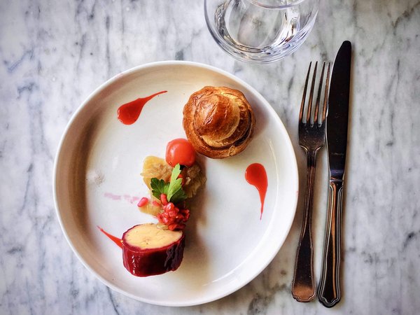 Qual è il segreto per cucinare un filetto di spigola in crosta di sale aromatizzato?