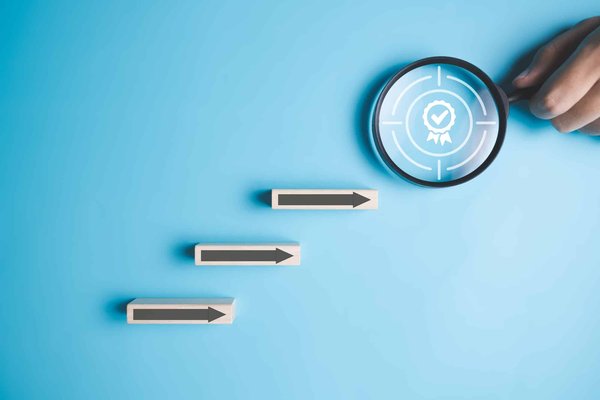 Quali sono i passi per ottenere una certificazione ISO 14001 per un'azienda manifatturiera?